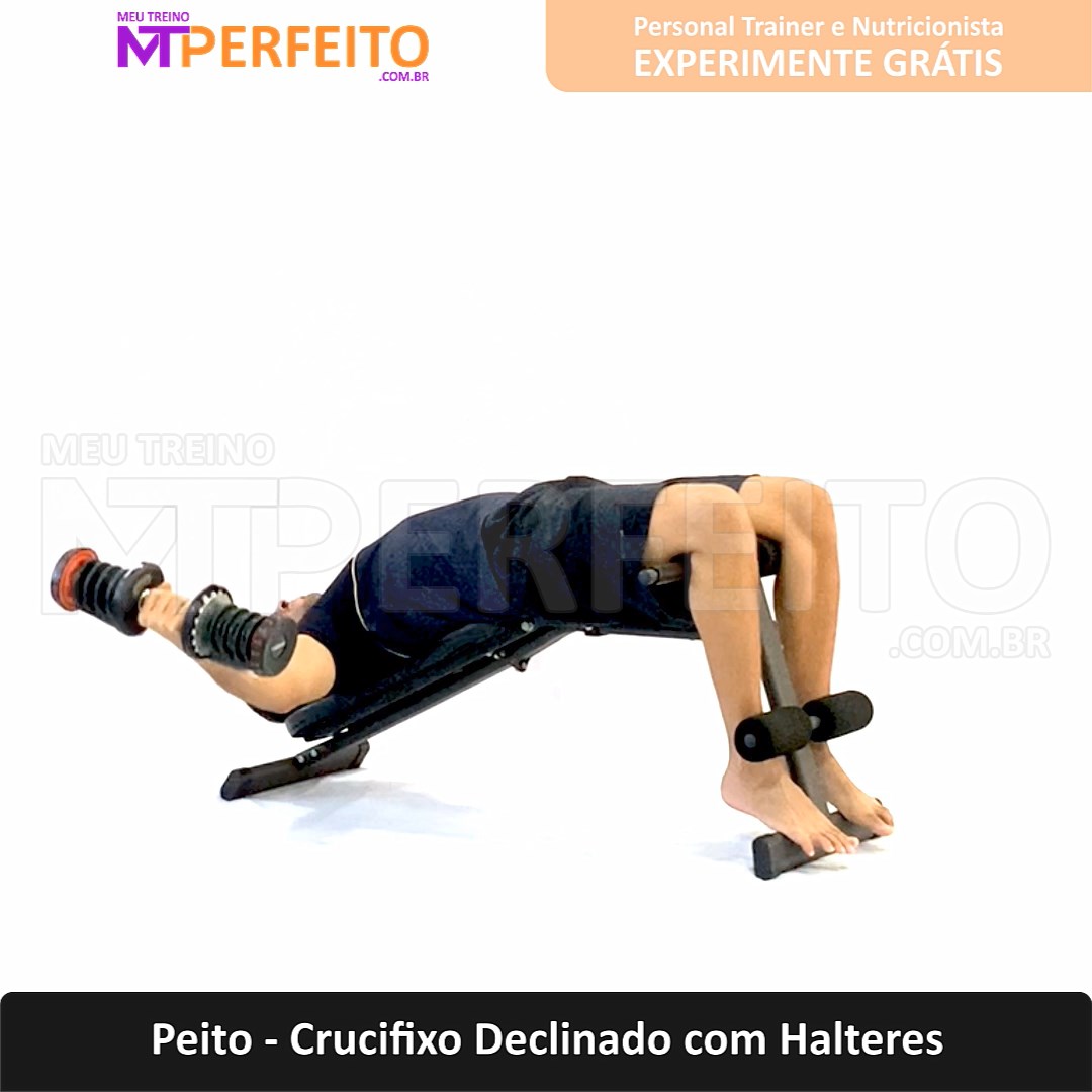 Peito – Crucifixo Declinado com Halteres